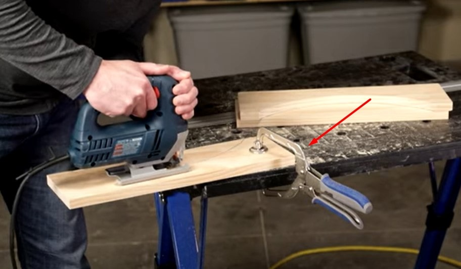 Clamping down the workpiece firmly with workbench before cut curves with a jigsaw