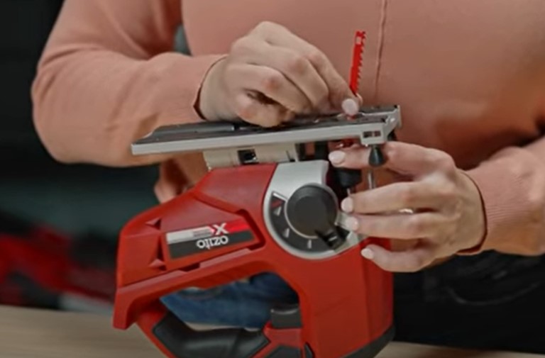 Install the new blade in a jigsaw correctly