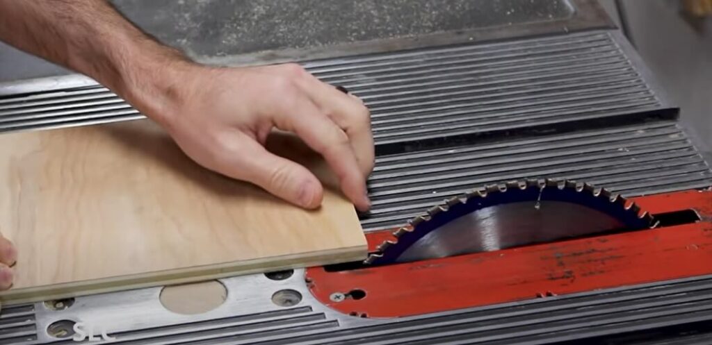 Can you cut plywood with a circular saw